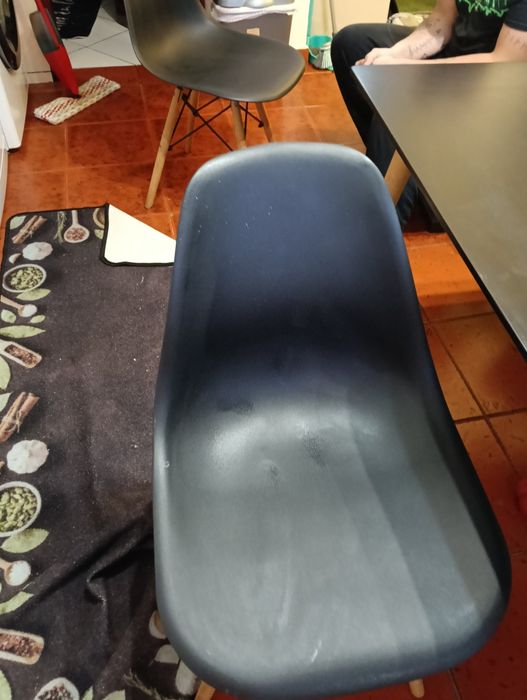 Conjunto mesa e cadeiras de plástico e madeira