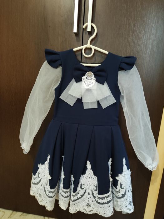 Продам школьную форму платье и фартук