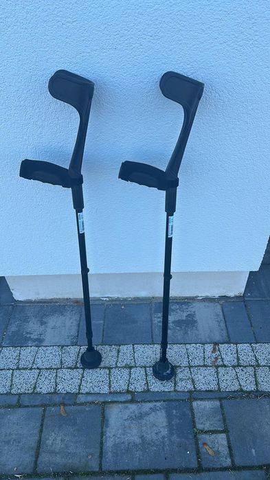 Kule ortopedyczne łokciowe (para 2 szt.) czarne, regulowane. Stan bdb