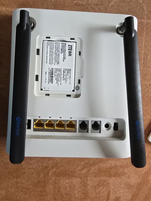 Router bezprzewodowy ZTE MF286 z antenami i  akumulatorem
