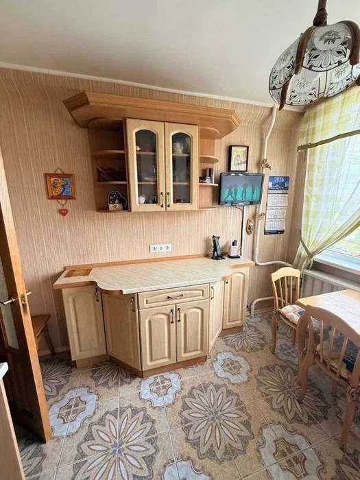 3-х комнатная квартира с реомнтом на Дарницкой ( Ленинградской) площади.