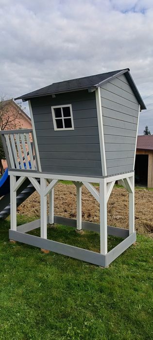 Drewniane domki dla dzieci.