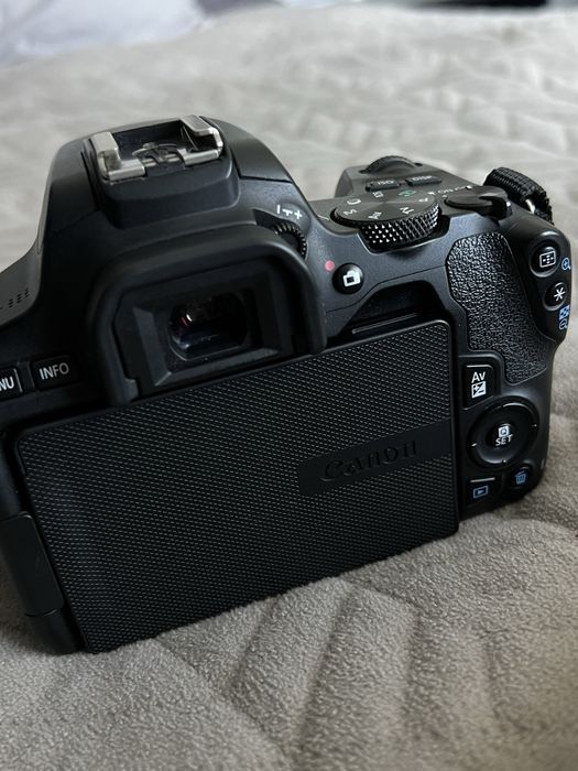 Камера Canon EOS250D з обʼєктивом