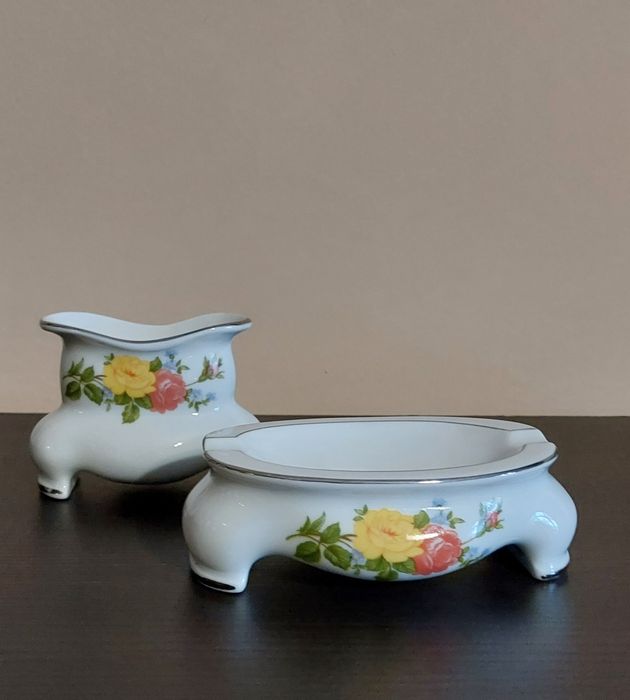 Zestaw dla palacza z białej porcelany
