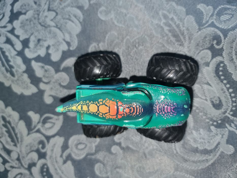Vendo monster trucks wheels