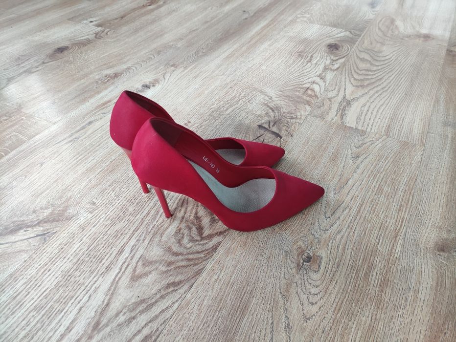 Czerwone szpilki z ostrym czubkiem