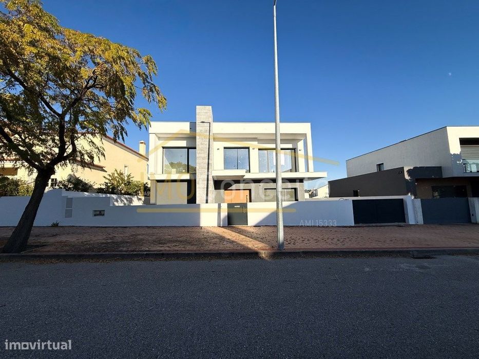 Moradia T5 - com piscina- acabamentos de luxo