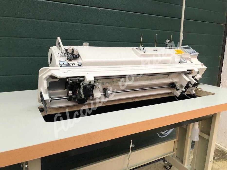 Máquina de costura industrial triplo arrasto braço longo.