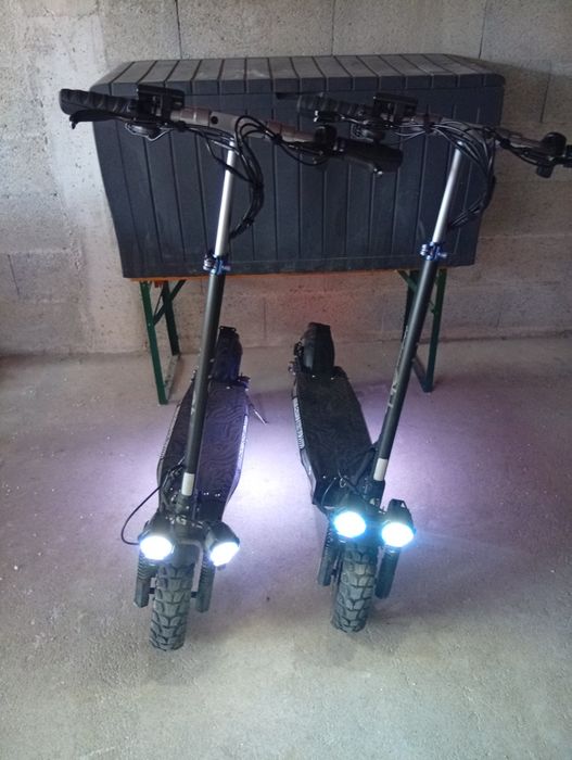 Duas trotinettes eletricas