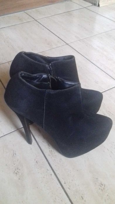 Buciki damskie rozm 39. Z zameczkiem