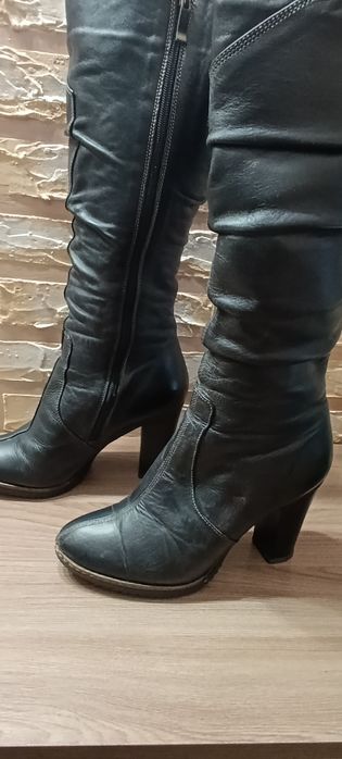 Чорні шкіряні чоботи