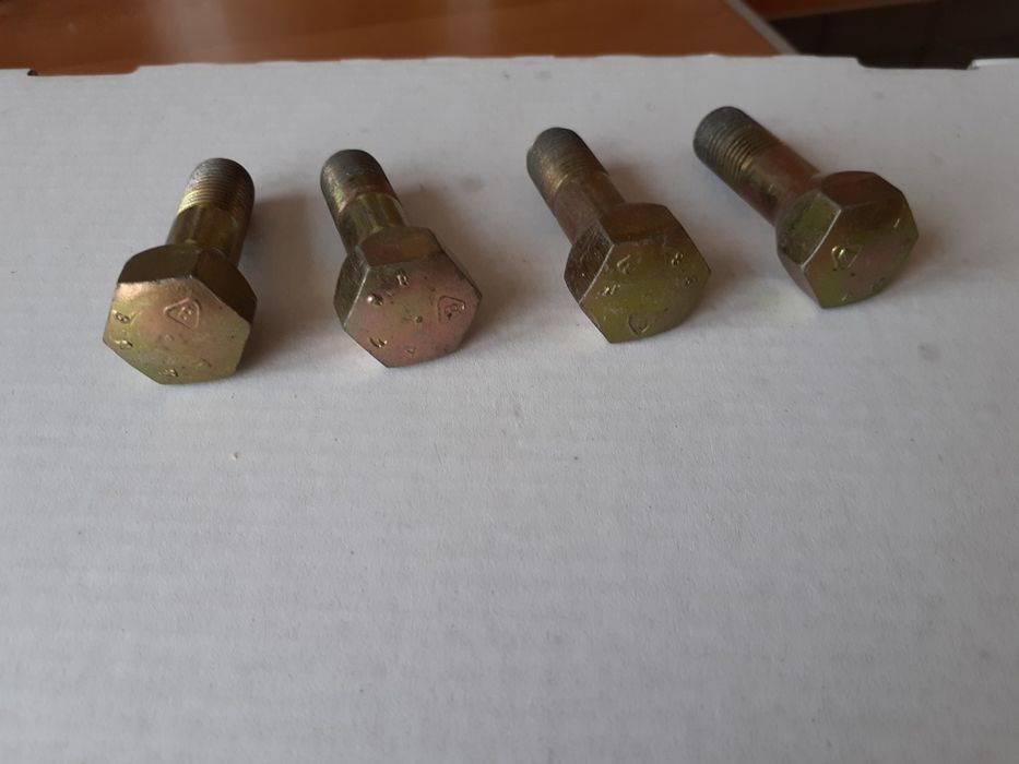 Śruby   mocowania .