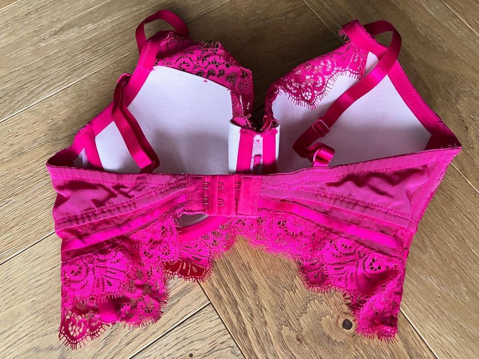 Biustonosz - gorset Hunkemoller - rozm. 75D
Serdecznie polecam!
