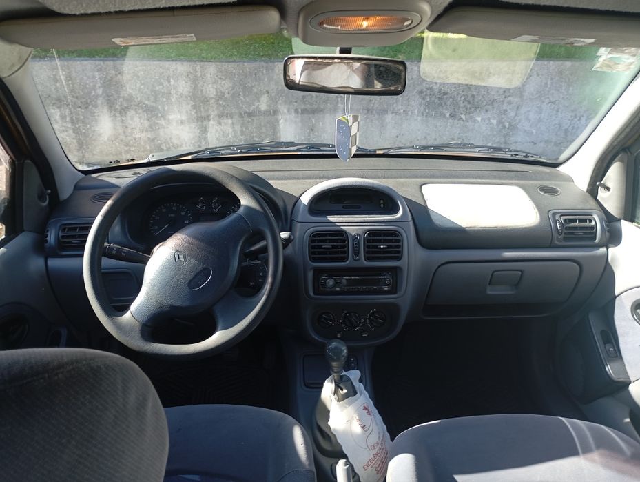 Clio RN 1.2 ano 2000