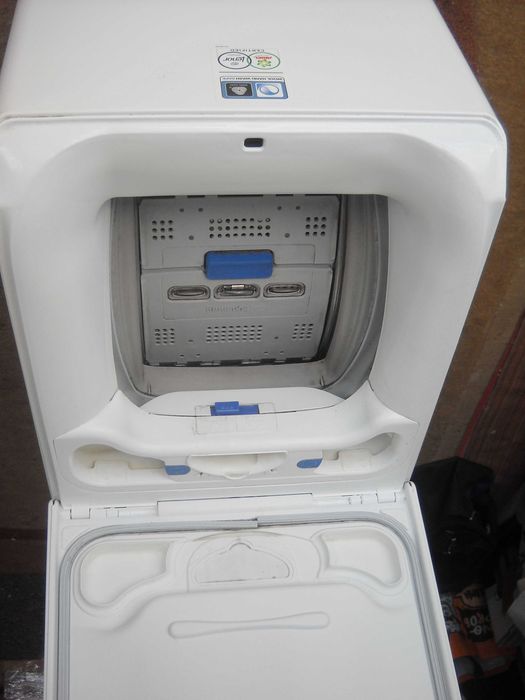 Pralka automatyczna Electrolux ładowana od góry.