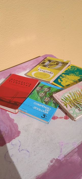 5 livros antigos (zoologia, botânica, 2 de geografia  e biologia)