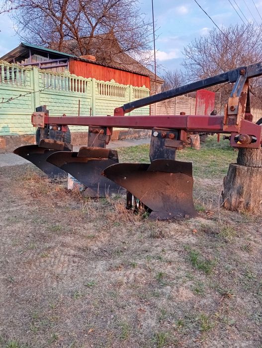 Плуг 3 корпусний