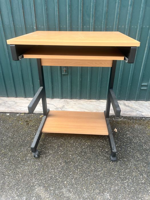 Secretária com suporte para computador