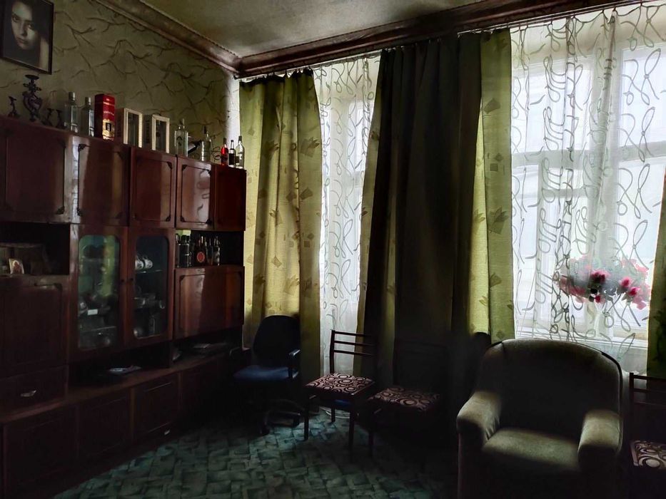Продам 5-ком квартиру 170 м2, ул. Дмитриевская, 2 этаж, жилое сост, можно под офис)