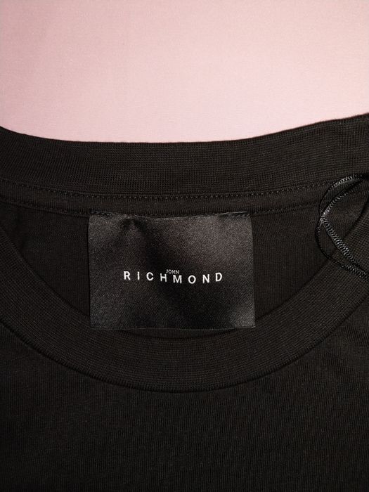 T-shirt męski marki John Richmond.