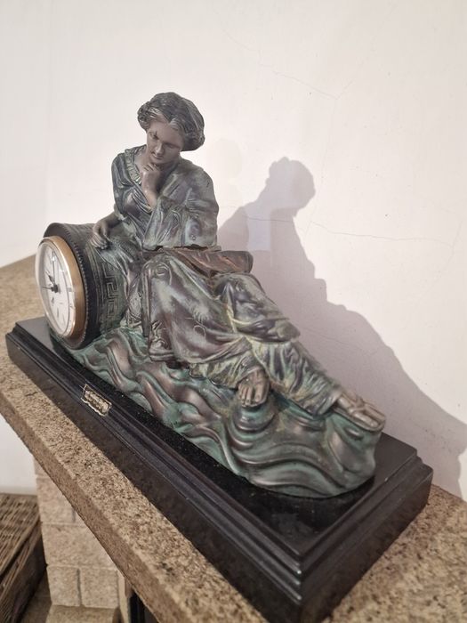 Relogio de mesa com estatua