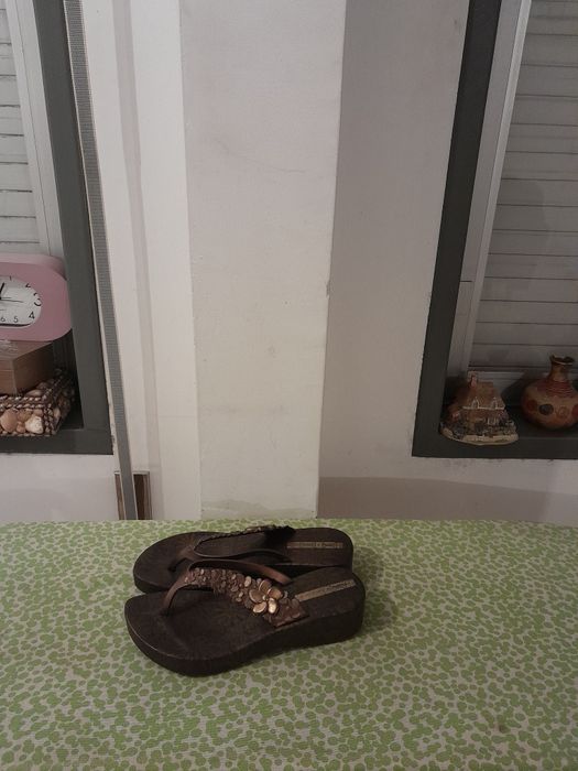 Vendo Chinelos de Senhora muito bonitos como novos