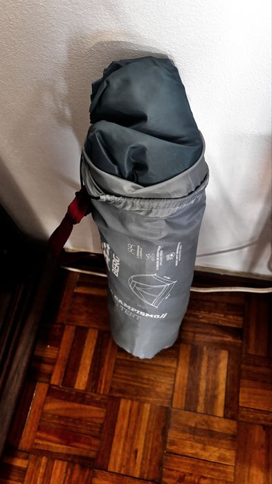 Tenda de campismo da marca Berg,