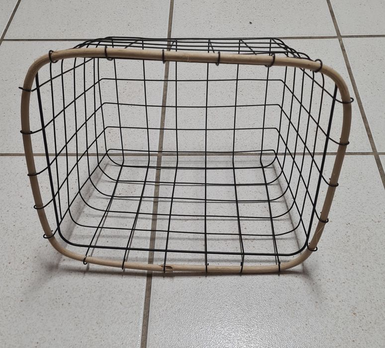 Cestos em arame preto