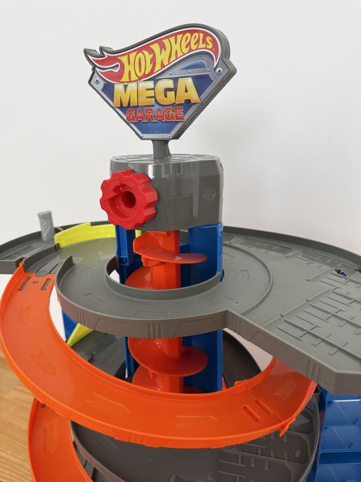 Трек Хотвілс Мега Гараж Hot Wheels