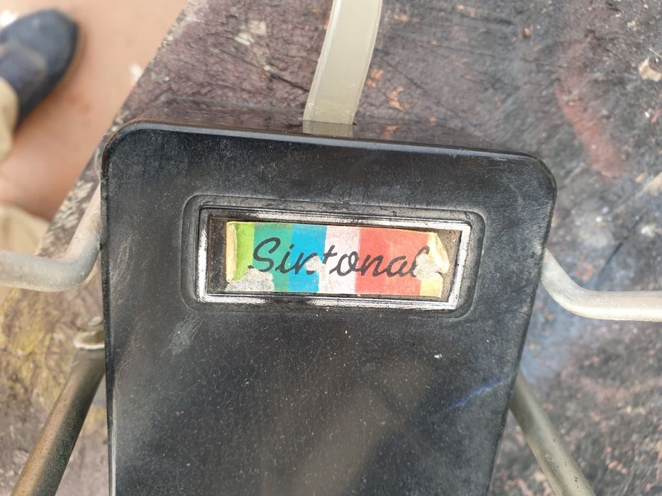 Duas antenas antigas de televisão