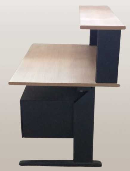 Mesa de trabalho com bloco de gavetas integrado