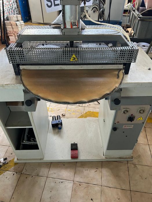 Máquina de colar forros TECMACAL para a indústria do calçado