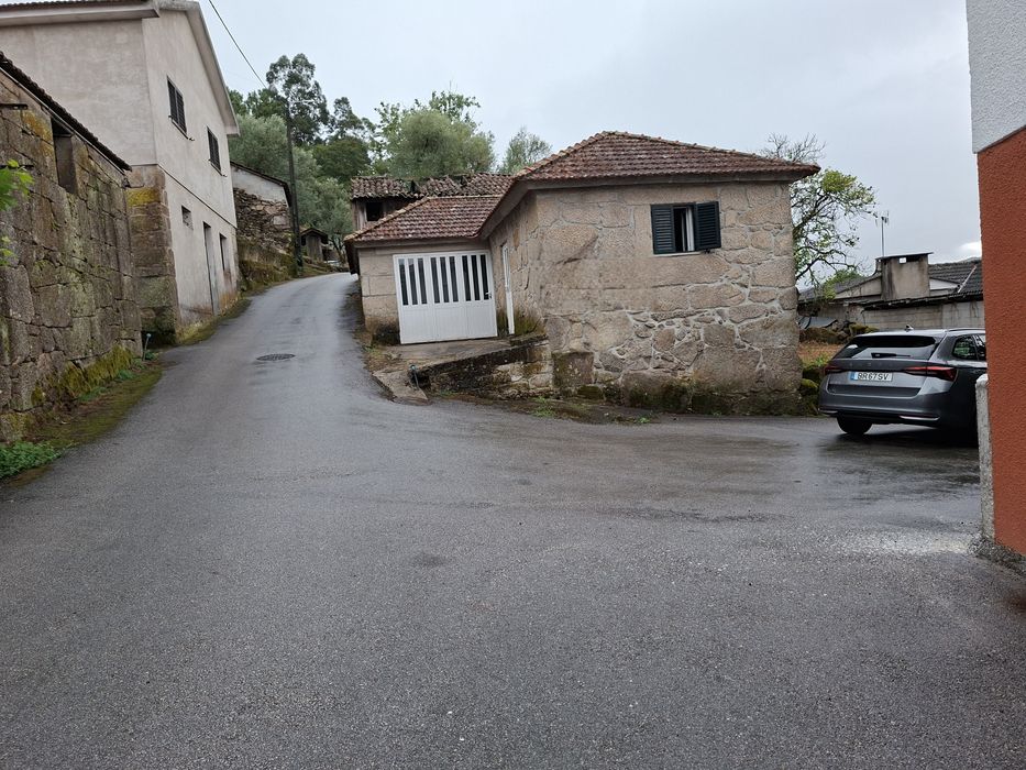 Casa junto à barragem de Daivões