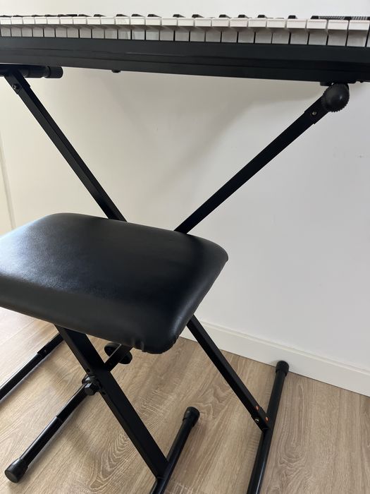 Teclado Yamaha com banco e suporte incluídos