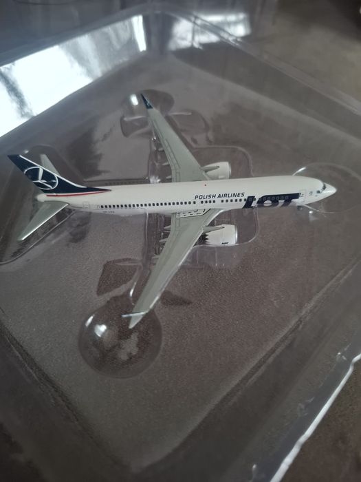 Model samolotu Boeing 737 max 8 PLL LOT skala 1:400