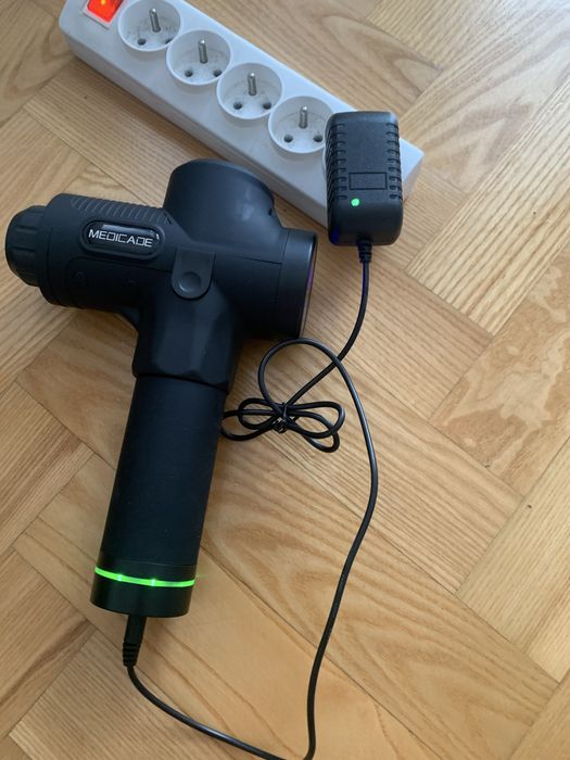 Pistolet do masazu Medicade. 10 koncowek. Uszkodzony akumulator.