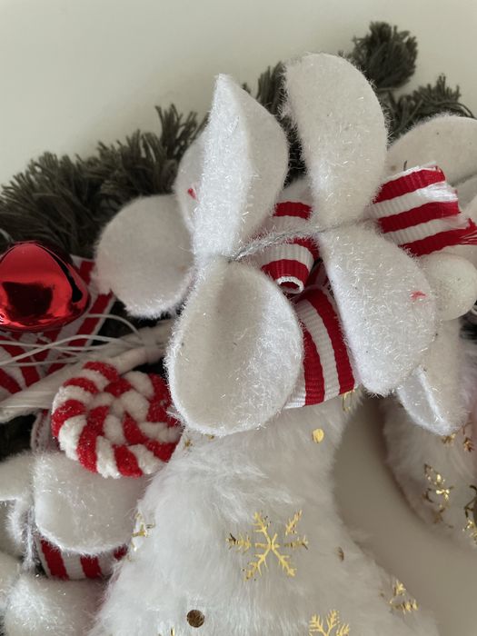 Grinalda de natal em macramê com enfeites diversos