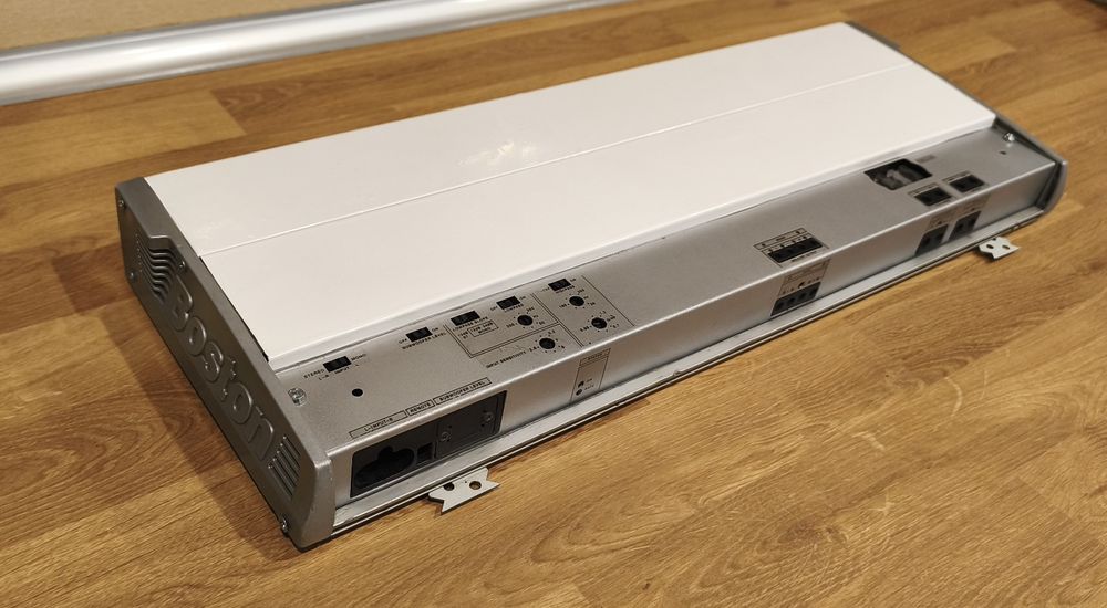 Wzmacniacz Boston Acoustik GT-28, 2/1 kanał  900w 4ohm, 1300w rms 2ohm