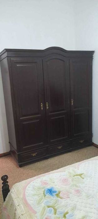 Mobilia de quarto completo castanho escuro e mármore