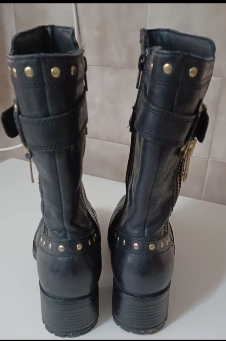 Botas pretas de couro