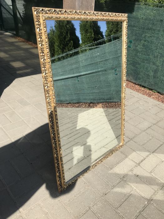Lustro w zlotej ramie