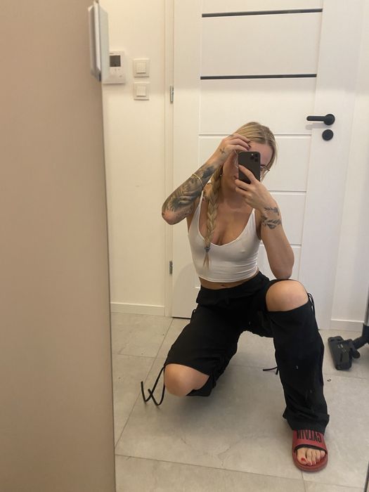 Dresy ortalionowe z rozcieciami na kolanach