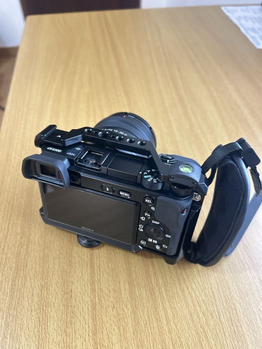 Sony A6100 APS-C 24MP 4K + 10-20mm Grande Angular + Extras