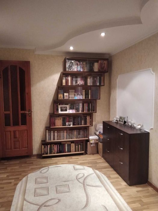 Продается пол дома в районе метро Киевская(10 мин,пешком)