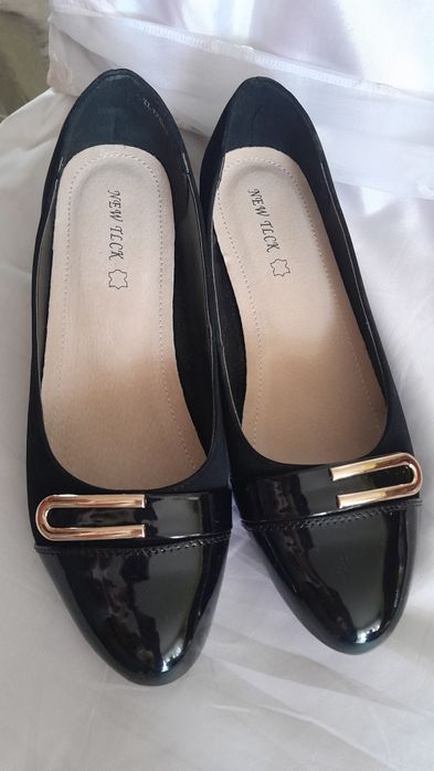 Buty na korku lakierowane damskie