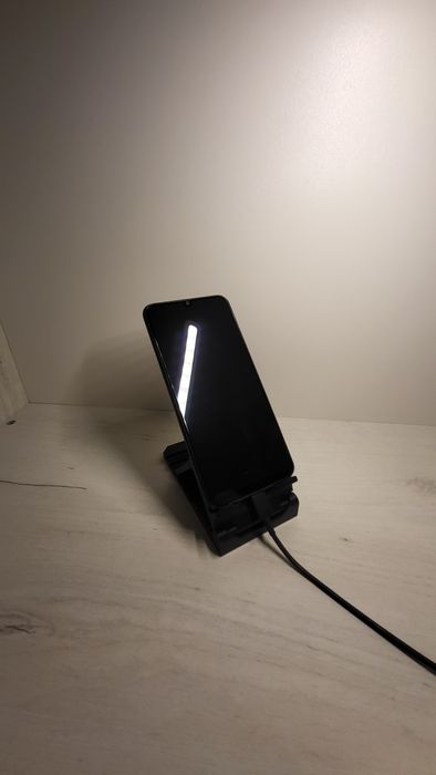 Підставка для телефона з регулюванням положення