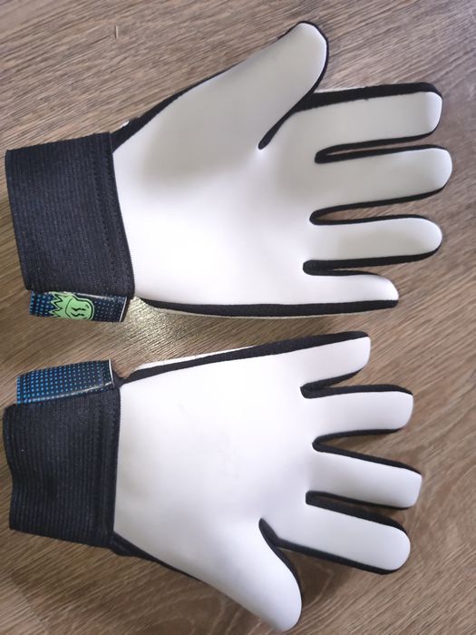 Nowe rękawice bramkarskie rozm 4 Kipsta