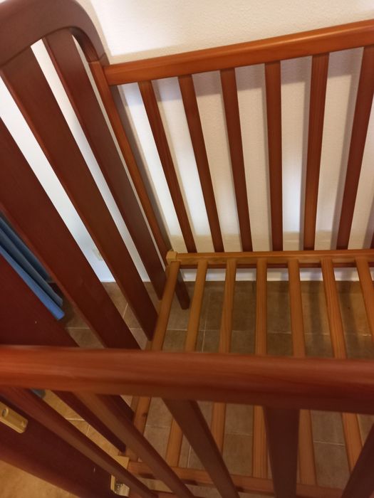 Cama de bebé em madeira