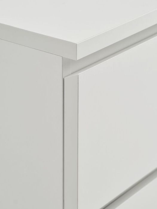 Cómoda com 3 prateleiras, em excelente estado, usada durante 8 meses. Comprei uma maior para a família.  1 cómoda - 70 € 2 cómodas - 120 €(Preço neg)