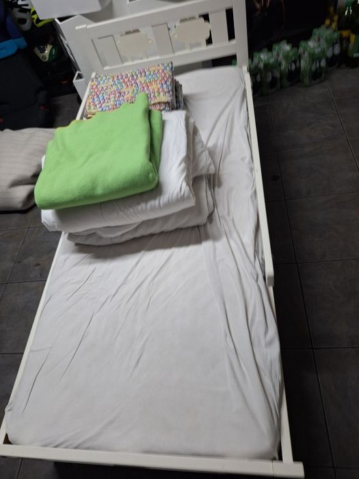 Cama colchão+ edredons + 6 conjuntos + estrado  Ikea KRITTER